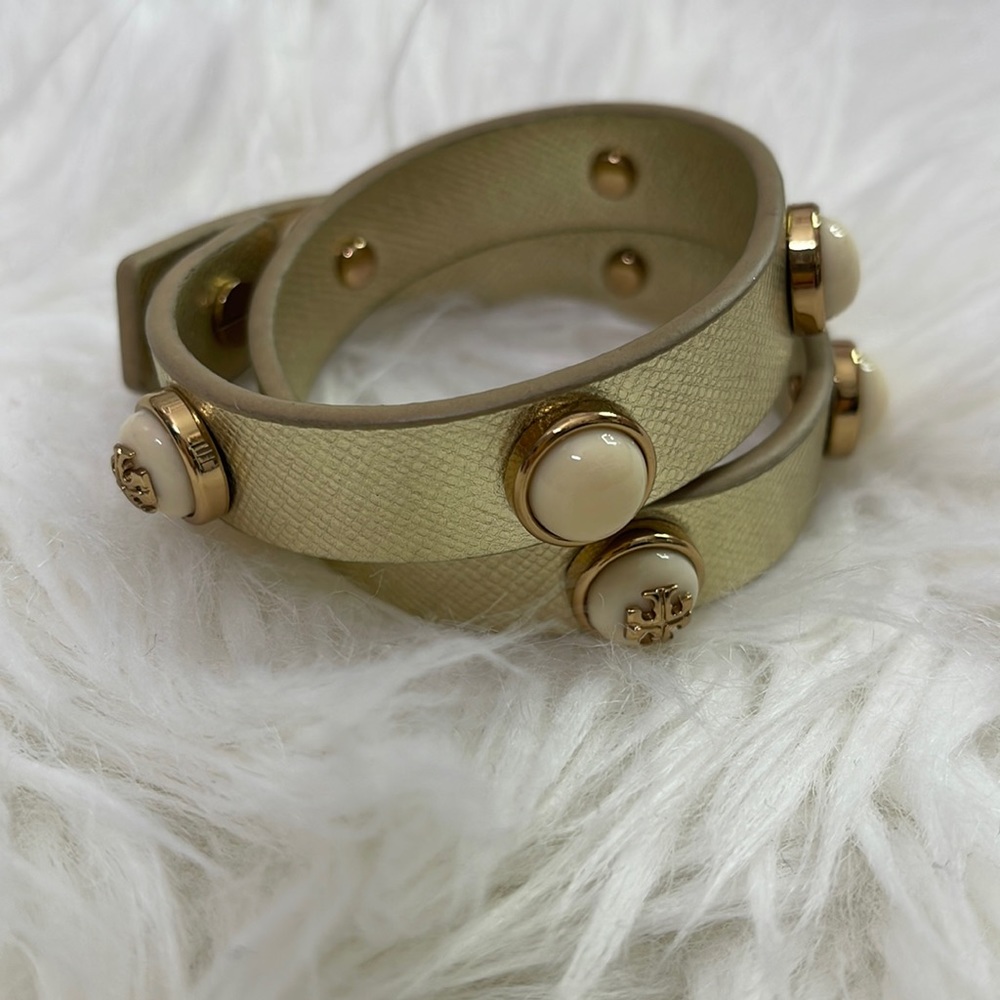 Tory Burch leather bracelet in gold. Never worn.
